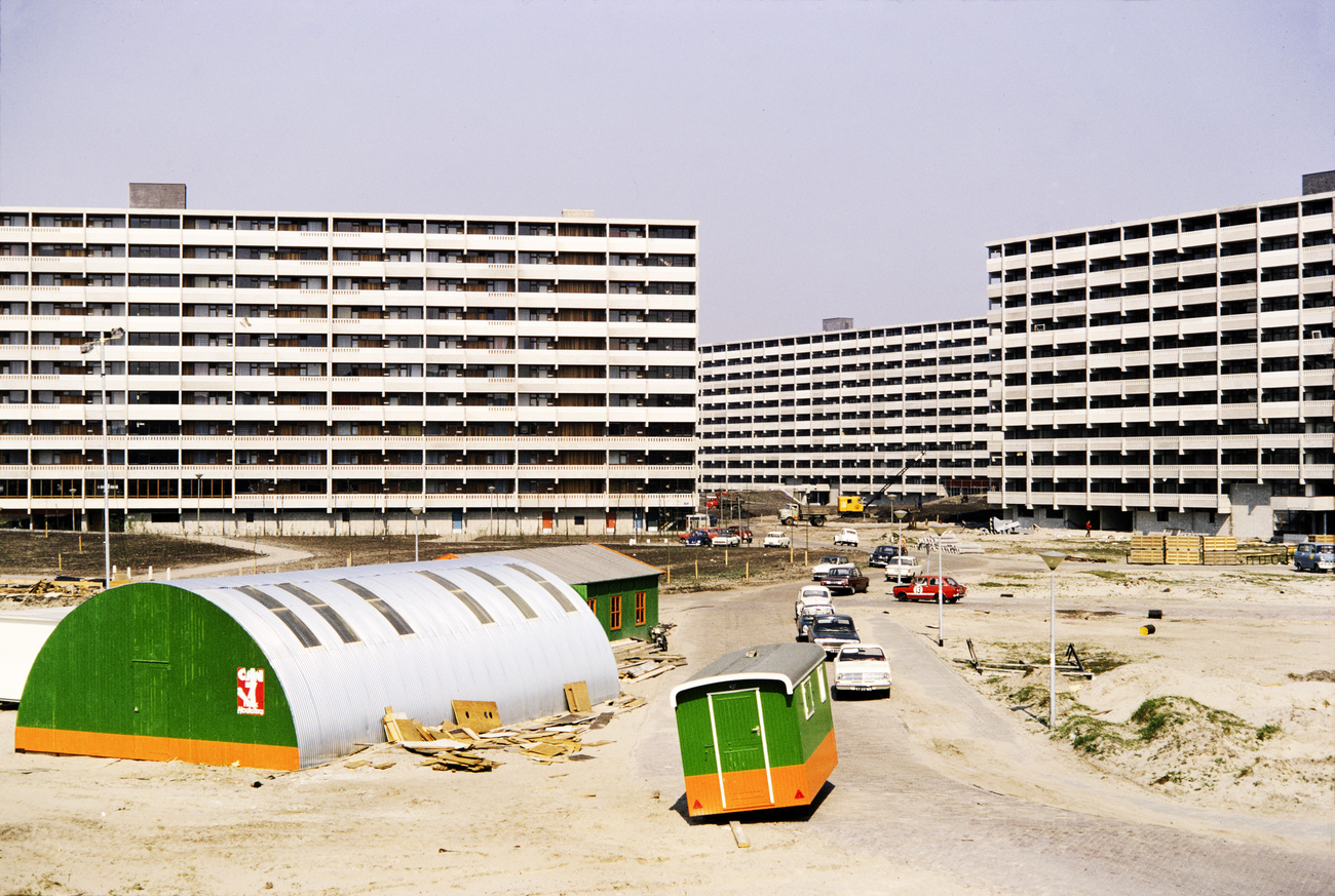 Construction of residential buildings in Bijlmermeer, Amsterdam, photographed in June 1965.