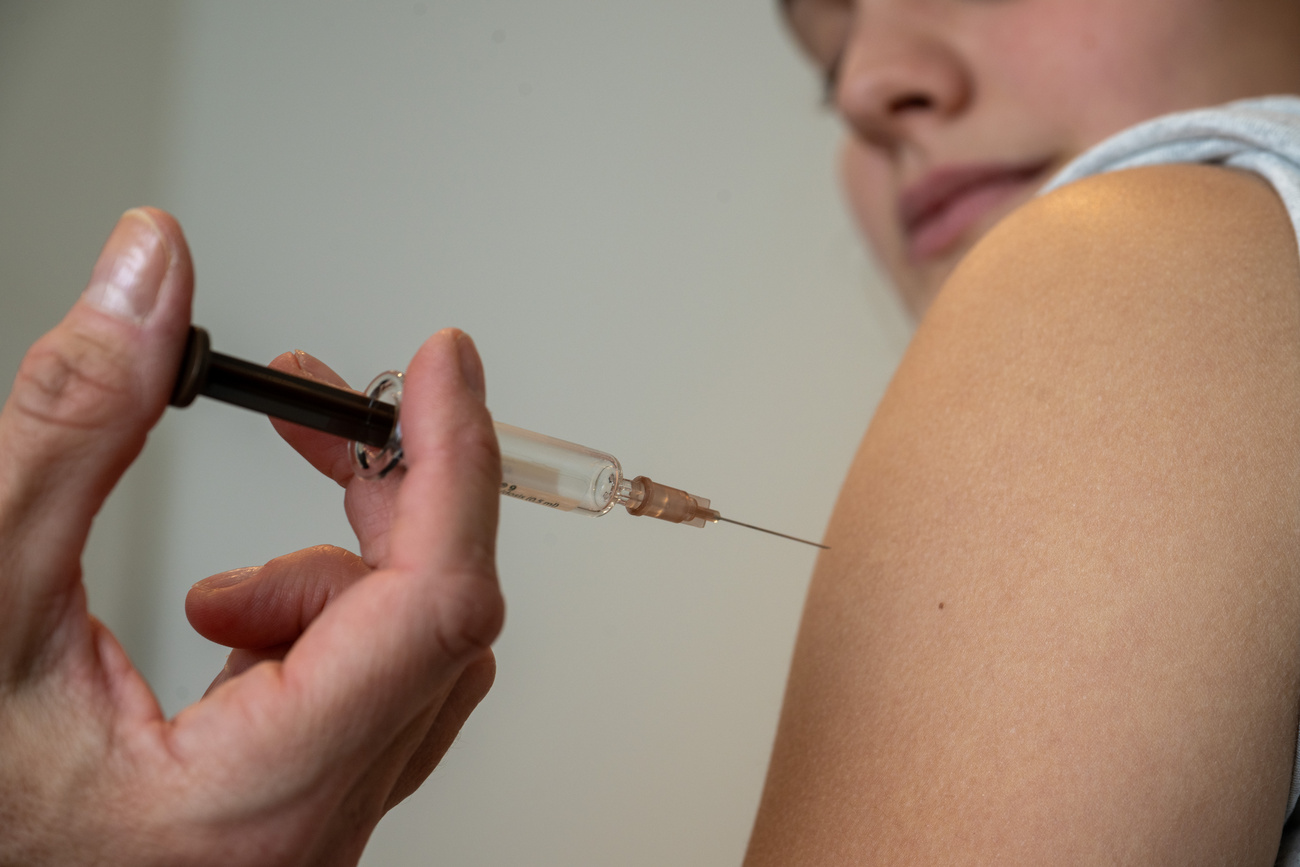 Un ragazzino viene vaccinato.