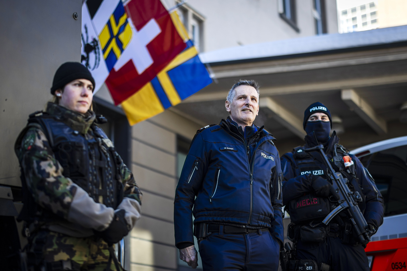 Tre persone in uniforme