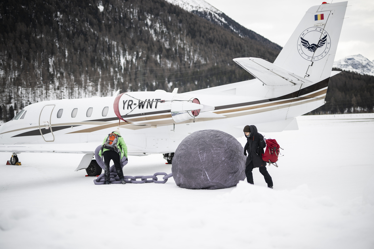 达沃斯世界经济论坛年会于1月20日至24日举行，企业家、科学家、政界和企业领袖齐聚一堂。2025年1月22日星期三，在第55届年会期间，绿色和平组织的活动分子在机场没收了一架私人飞机，以抗议对富人征收更高的税收。这一事件发生在瑞士萨梅丹会议期间。