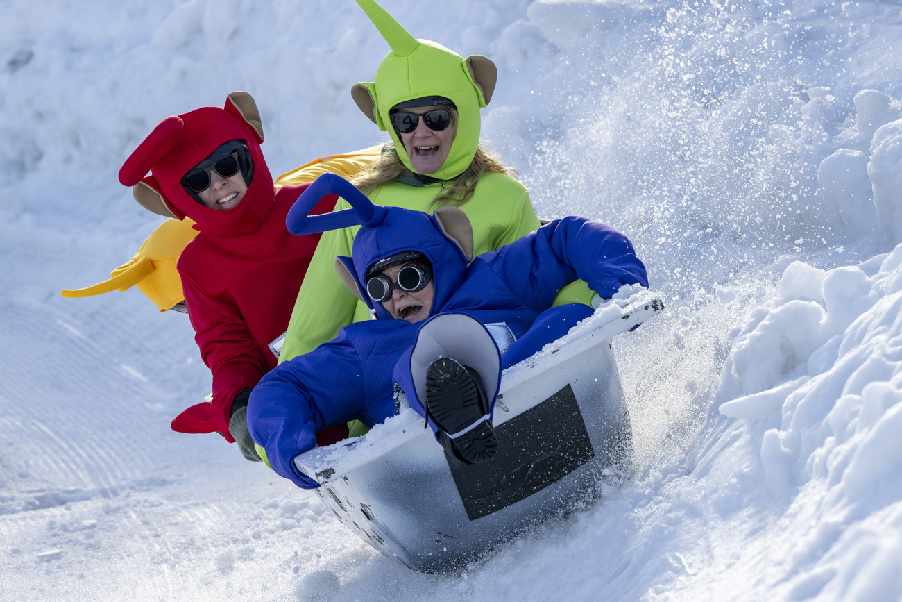 2025年1月25日星期六，在位于施维茨州的斯托斯举行的第 11 届浴缸赛中，一支身着盛装的队伍在下坡赛道上竞速。