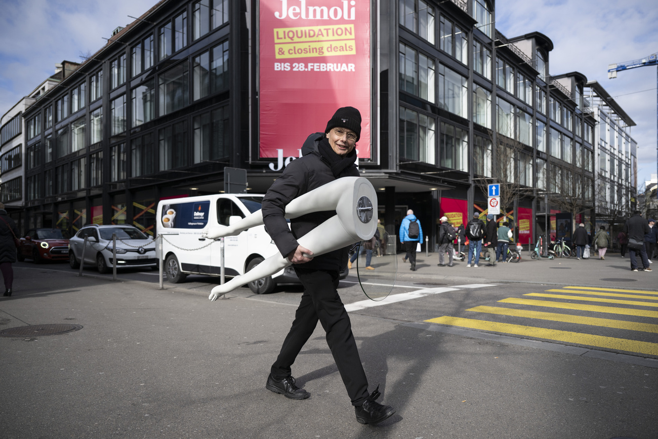 2025年2月28日星期五，苏黎世，一名男子站在班霍夫大街Jelmoli百货公司的人体模型前。这家位于世界著名地段的历史悠久的百货公司在经历了125年的风雨之后，即将永远关闭。