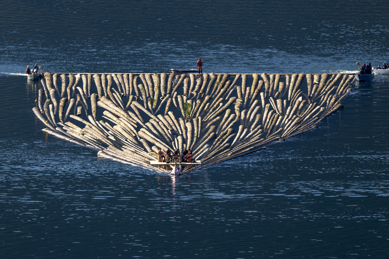 自 1850 年以来，每隔四到五年就会举办一次艾格利湖漂流活动，这一充满活力的传统有着悠久的历史。今年的漂流活动将于 2025 年 3 月 8 日举行，乘坐完成的木筏从贝格马特（Bergmatt）前往上埃盖里湖（Oberaegeri）。