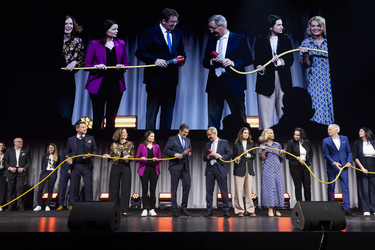 2025 年 4 月 25 日星期五，在伯尔尼新展览馆举行的 BEA 正式开幕仪式上，代表中左翼的联邦委员阿尔伯特·罗斯蒂(Albert Rösti)和代表中右翼的 BERNEXPO 董事会主席彼得-施泰尔利（Peter Staehli）与其他政界和商界贵宾一起连接了一条电力电缆。