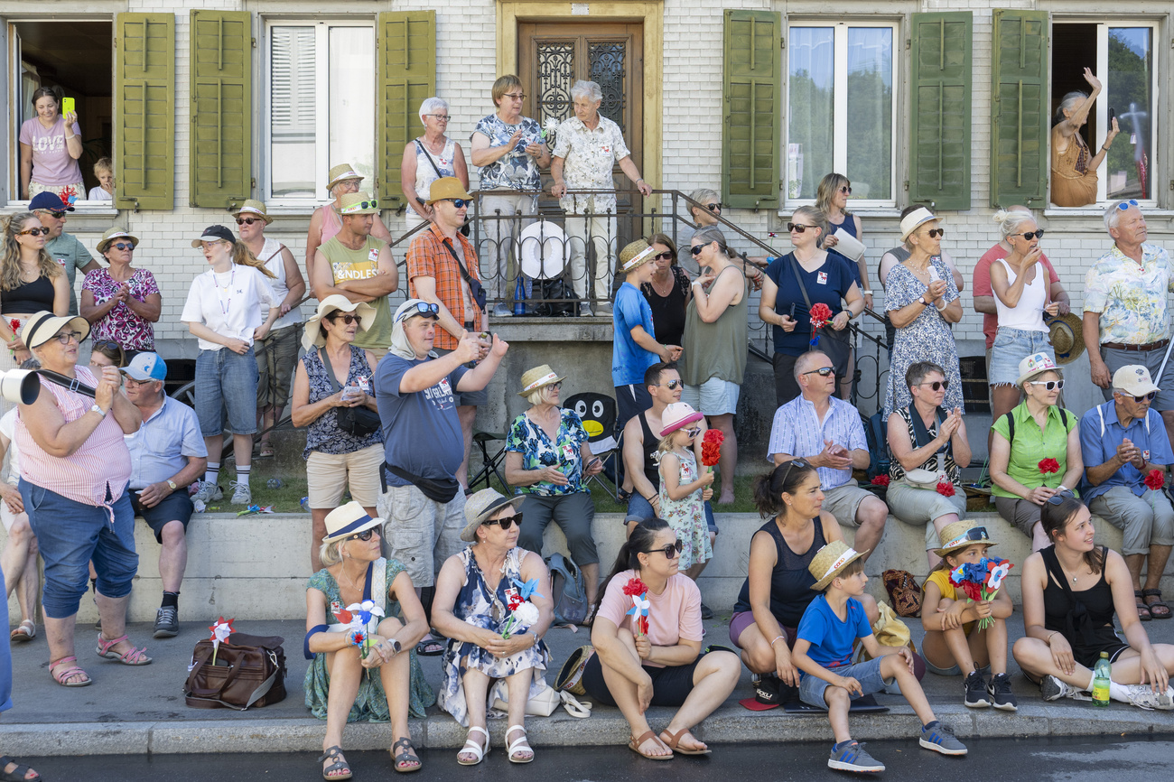 2025 年 6 月 29 日星期日，在位于卢塞恩腹地的门兹瑙（Menznau）村举行的第 66 届瑞士中部悠扬声乐节期间，许多观众观看了游行。