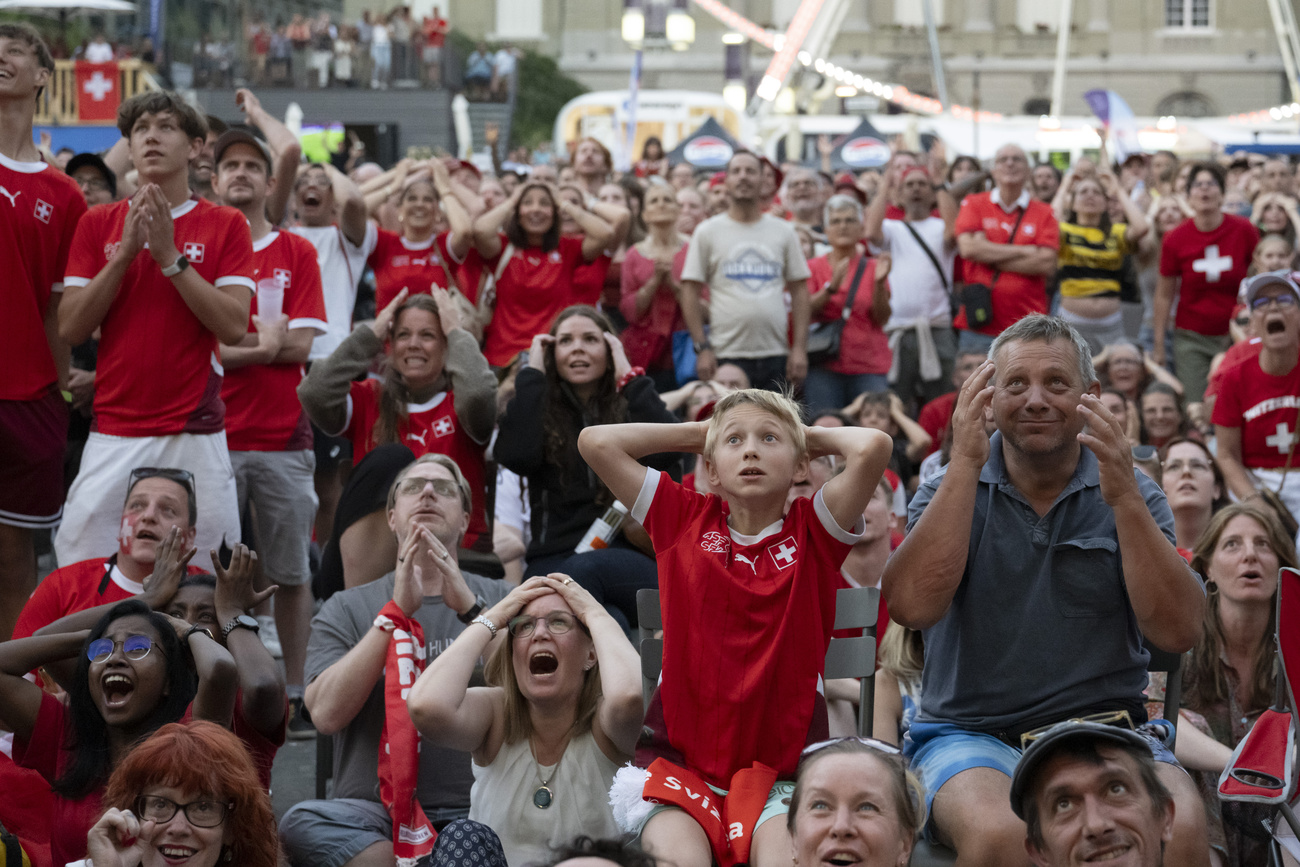Tifose e tifosi riuniti davanti a Palazzo federale per assistere alla proiezione pubblica del Campionato europeo di calcio femminile di quest'estate.