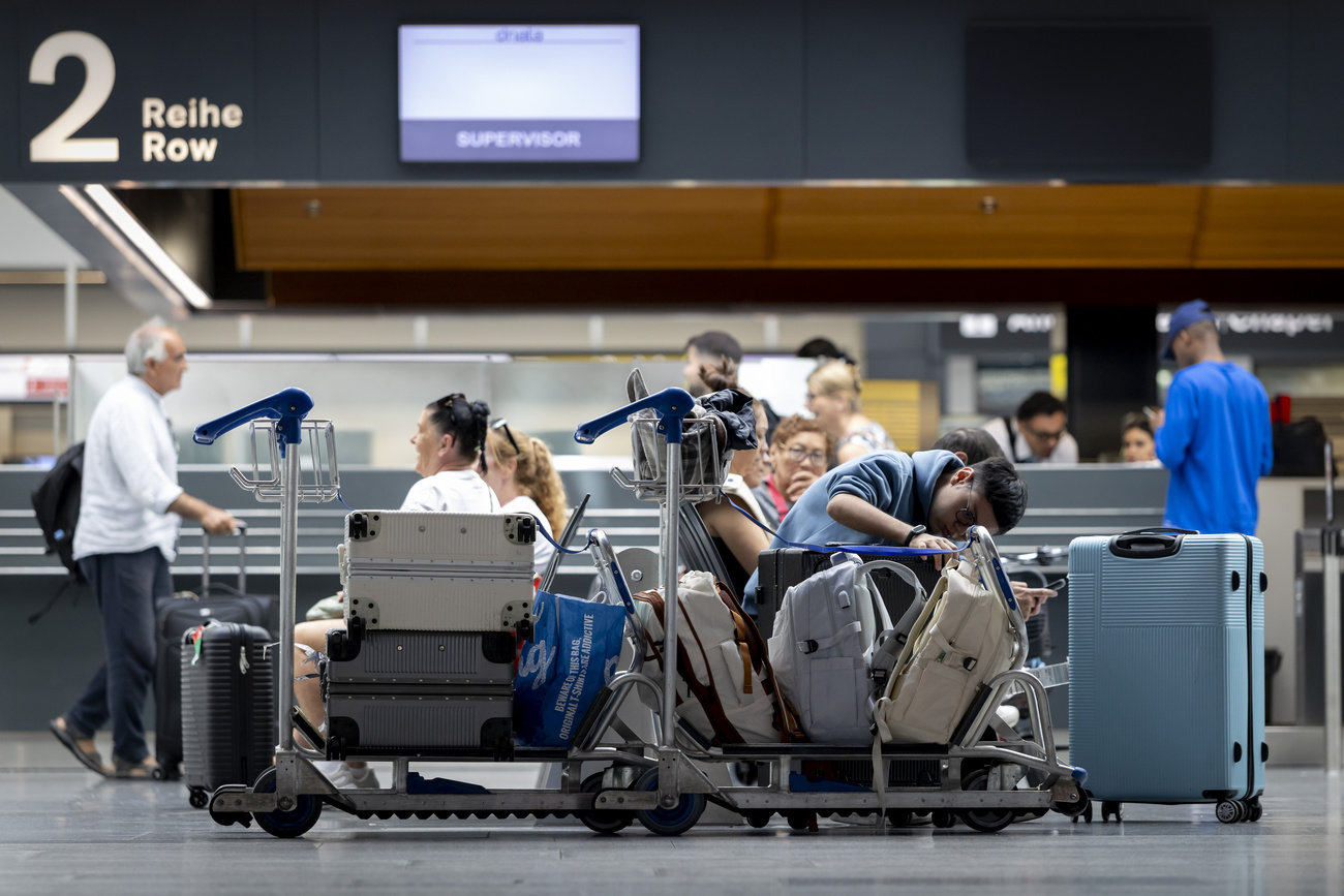 Gente all'aeroporto di Zurigo.