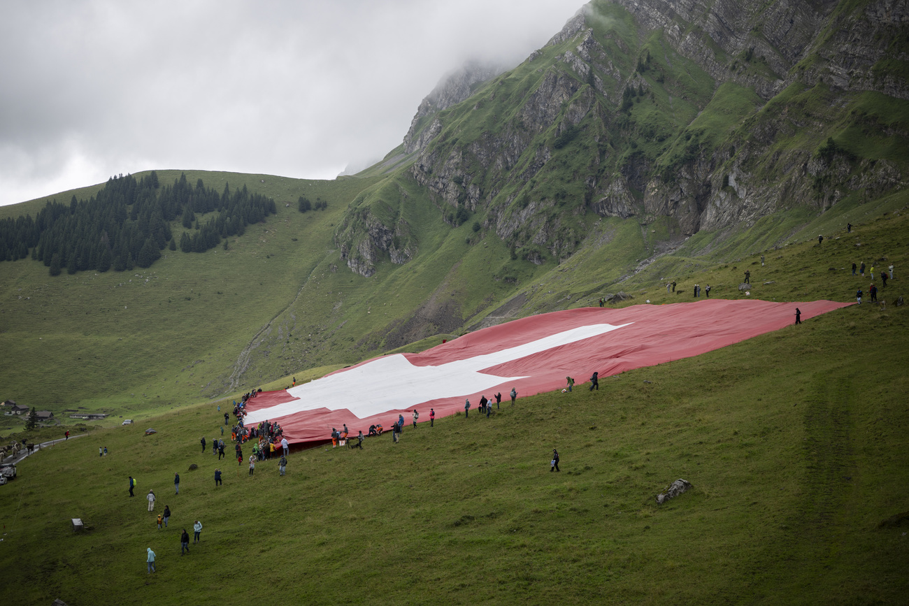 2025 年 7 月 31 日星期四，为庆祝国庆，瑞士最大的瑞士国旗首次没有悬挂在圣哥达山上，而是悬挂在施瓦加尔普（Schwaegalp）的草地上。由于天气恶劣，活动改期举行。