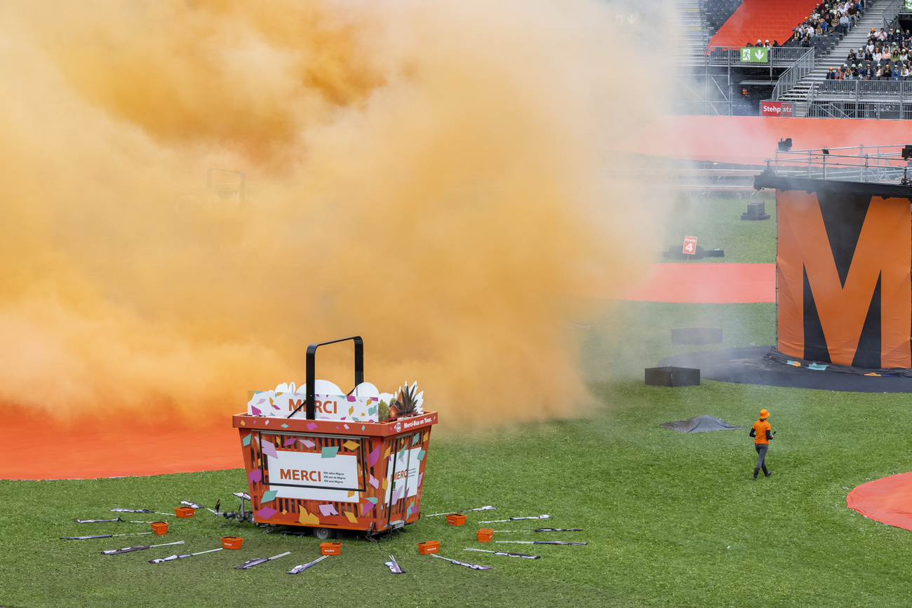 Migros 周年庆典在约 20,000 名 Migros 员工面前举行。此次活动是为期两天的 Migros 100 周年庆典的一部分，名为 "Merci - das Fest"（感谢-庆典）。庆祝活动于2025年9月2日星期二在ESAF场地和莫利斯机场举行，Migros瑞士公司约40,000名注册员工参加了活动。