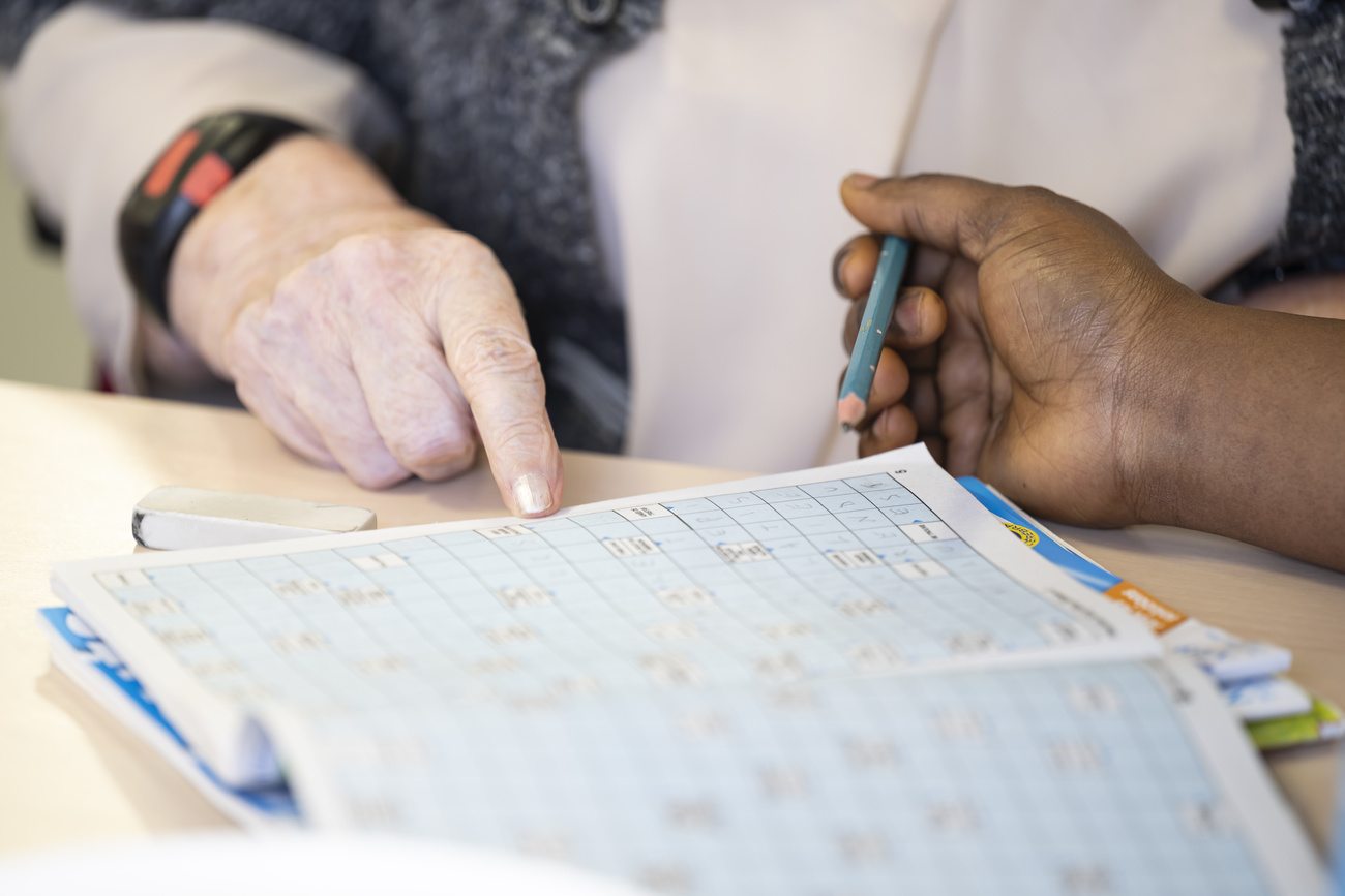 persona compila parole crociate