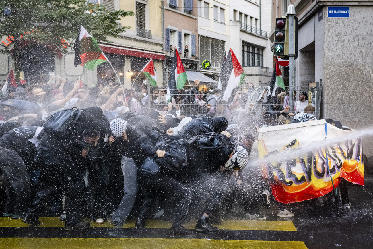 2025 年 9 月 18 日星期四，洛桑，支持巴勒斯坦的活动人士在同时举行的两场示威活动中与警方发生冲突：一场是为以色列反对反犹太主义的默哀游行，另一场是支持巴勒斯坦的反犹太复国主义集会。