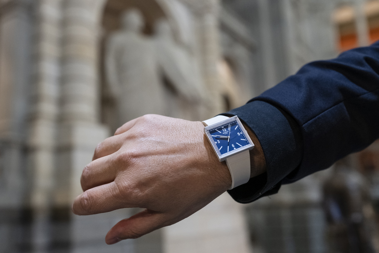 如果......关税？针对美国对瑞士征收 39% 的关税，斯沃琪手表品牌将表面上的数字 3 和 9 互换，即 2025 年 9 月。