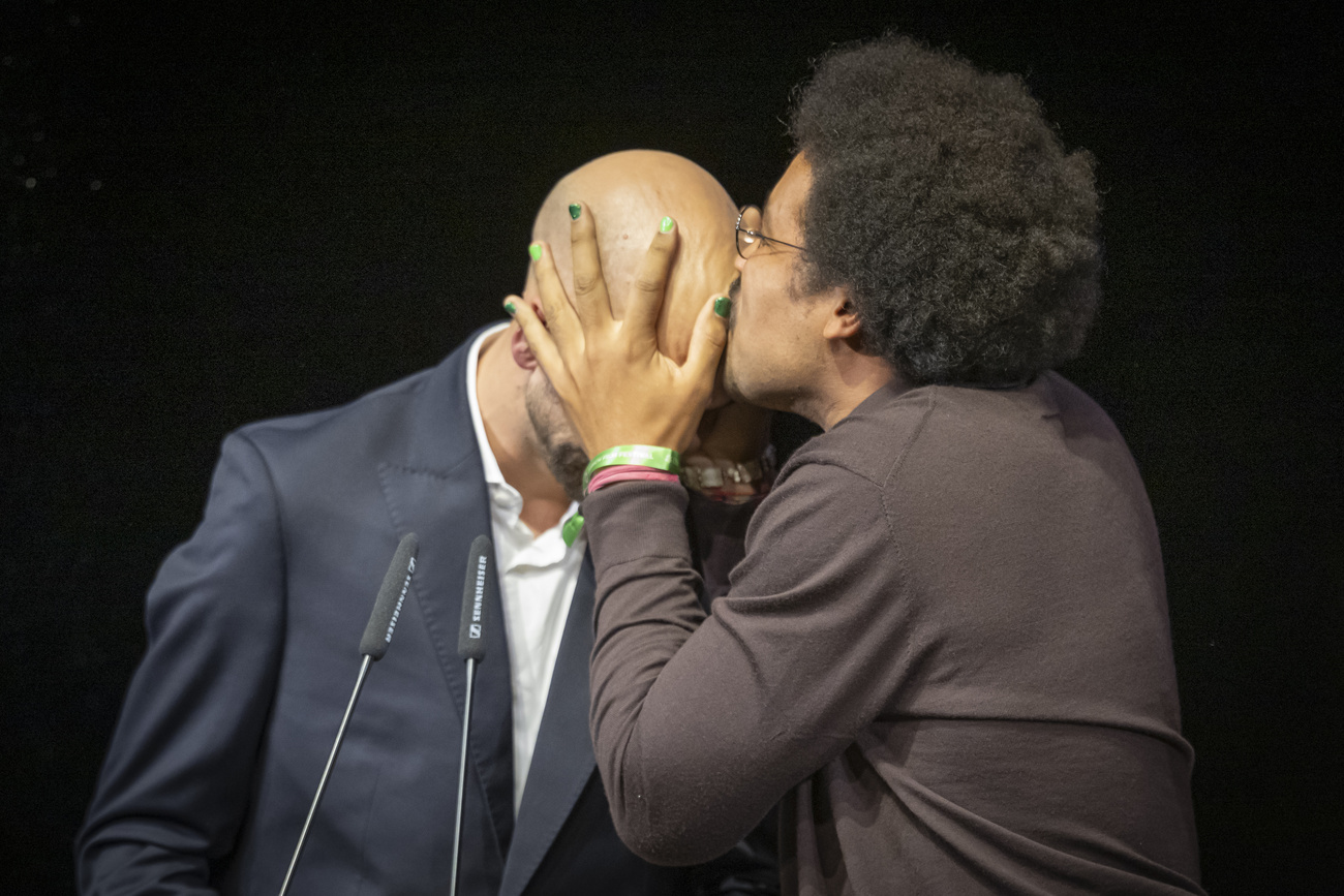 2025 年 10 月 4 日星期六，在瑞士苏黎世举行的第 21 届苏黎世电影节（ZFF）颁奖晚会上，瑞士编剧迪诺-布兰达奥（右）和瑞士导演莫里斯-弗莱布尔豪斯（左）在凭借影片《我爱你，我离开你》获得纪录片类金眼奖后庆祝。