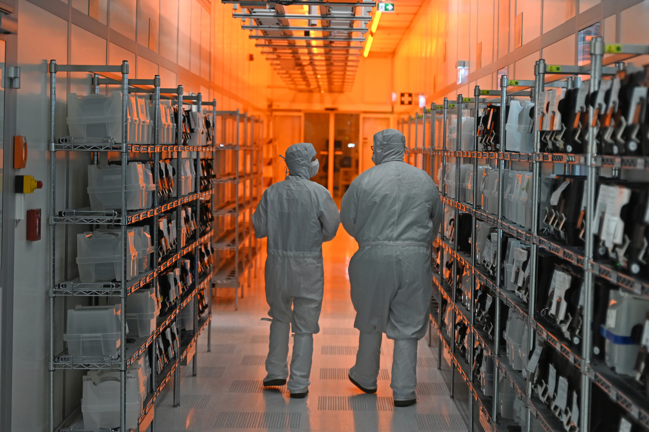 目前，欧洲在稀土、药品和芯片等领域仍高度依赖中国.。