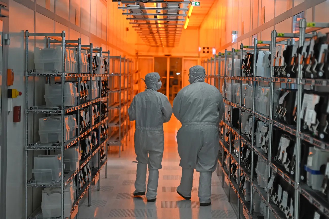 目前，歐洲在稀土、藥品和晶片等領域仍高度依賴中國.。