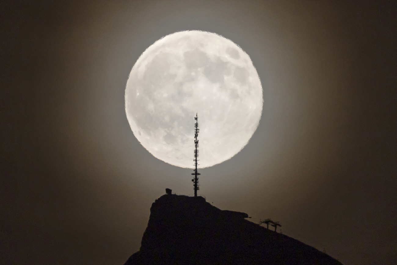 2025 年 11 月 5 日星期三，一轮满月照亮了瑞士沃州阿尔卑斯山的夏莫萨山顶。这次满月被称为 "海狸月"，是 2025 年的第二次超级月亮。