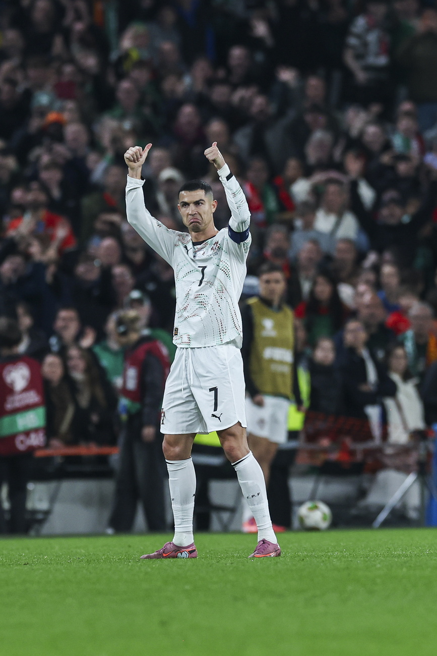Cristiano Ronaldo deixa o campo após receber um cartão vermelho durante as eliminatórias europeias para a Copa do Mundo de 2026, entre Irlanda e Portugal, em Dublin, Irlanda, 13 de novembro de 2025.