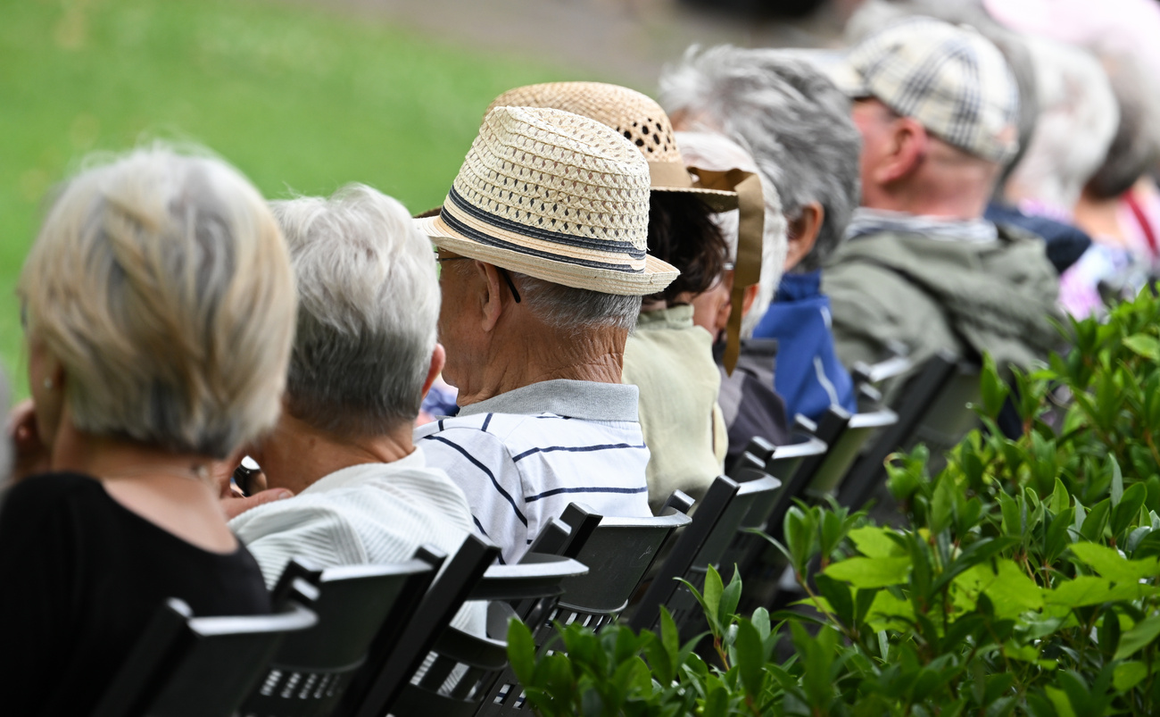 Anziani seduti su una panchina.