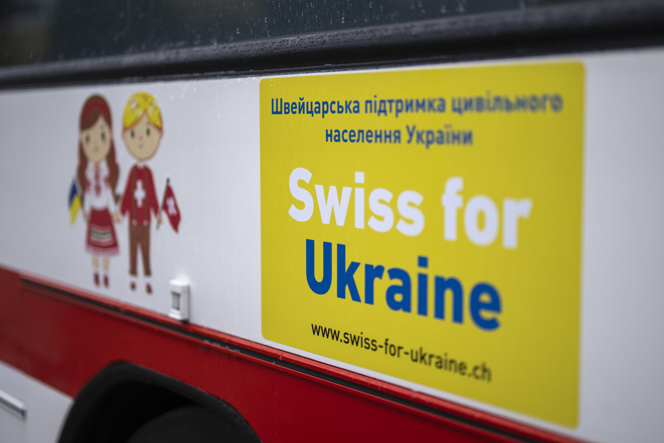 scritta SWISS FOR UKRAINE sulla fincata di un autobus