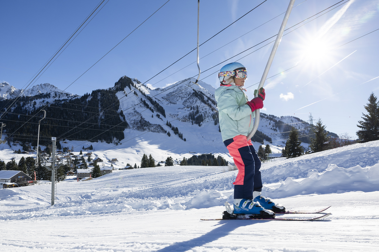 bambino con sci risale con l'ancora