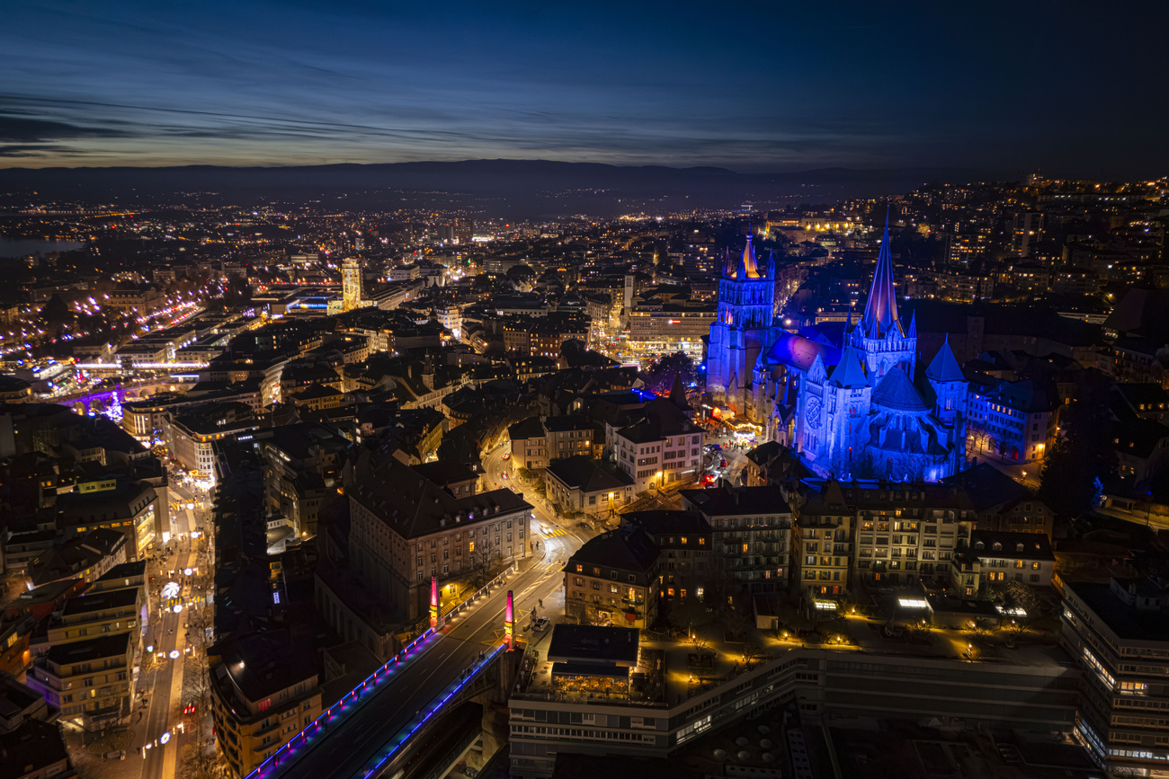 Lausanne von oben bei Nacht