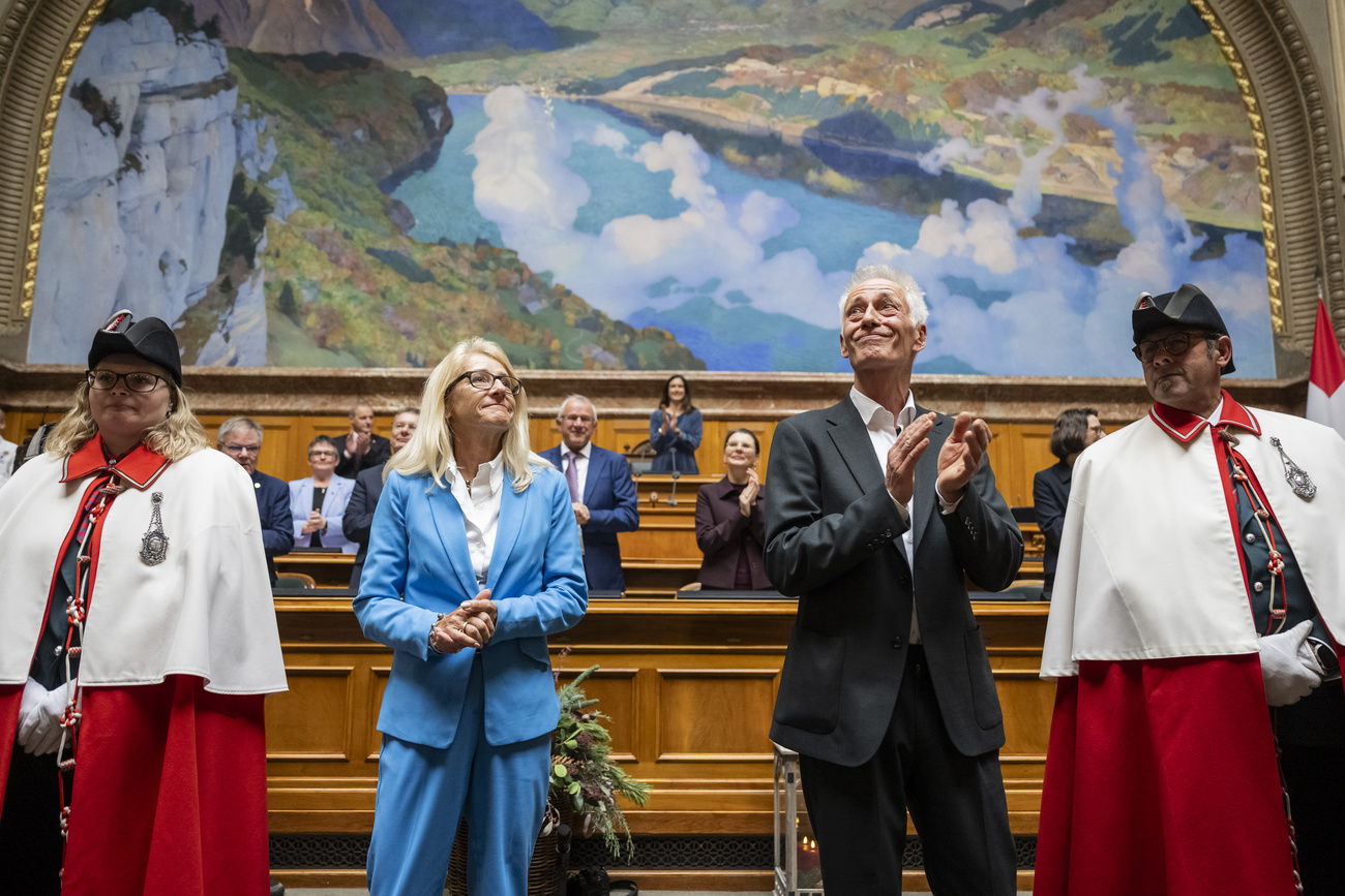 I nuovi membri del Parlamento Therese Schlaepfer dell'Unione democratica di centro (seconda da sinistra) e Rudi Berli dei Verdi (secondo da destra) posano vicino alla collega Franziska Saurer (a sinistra) e al collega Mario Gonzalez (a destra)