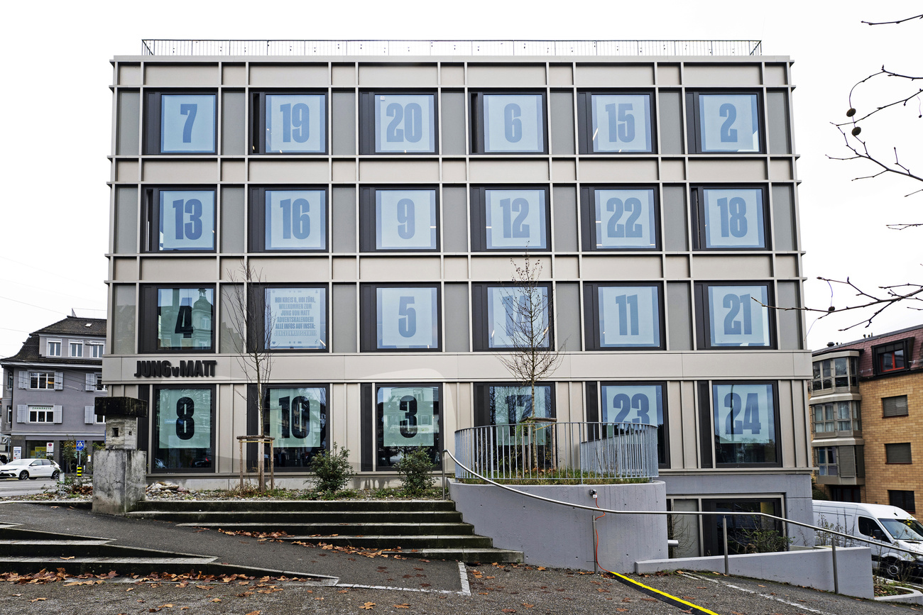 calendario dell'avvento nelle finestre di uno stabile