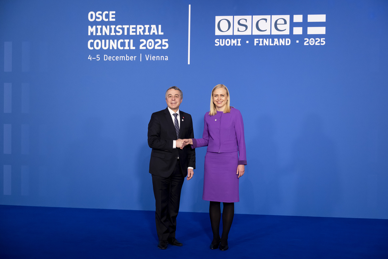 Ignazio Cassis e la ministra finlandese degli Affari esteri e presidente dell'OSCE per il 2025, Elina Valtonen, si stringono la mano durante la 32esima riunione del Consiglio ministeriale dell'Organizzazione a Vienna nel dicembre 2025.