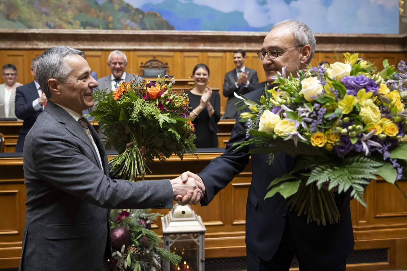 Ignazio Cassis (a sinistra) e Guy Parmelin (a destra) si stringono la mano dopo la loro elezione alla vicepresidenza e alla presidenza della Confederazione, mercoledì 10 dicembre 2025.