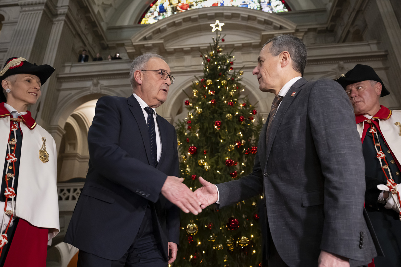 guy parmelin stringe la mano a ignazio cassis