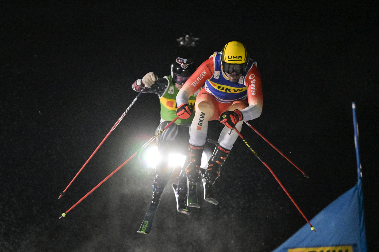 sciatori durante un salto