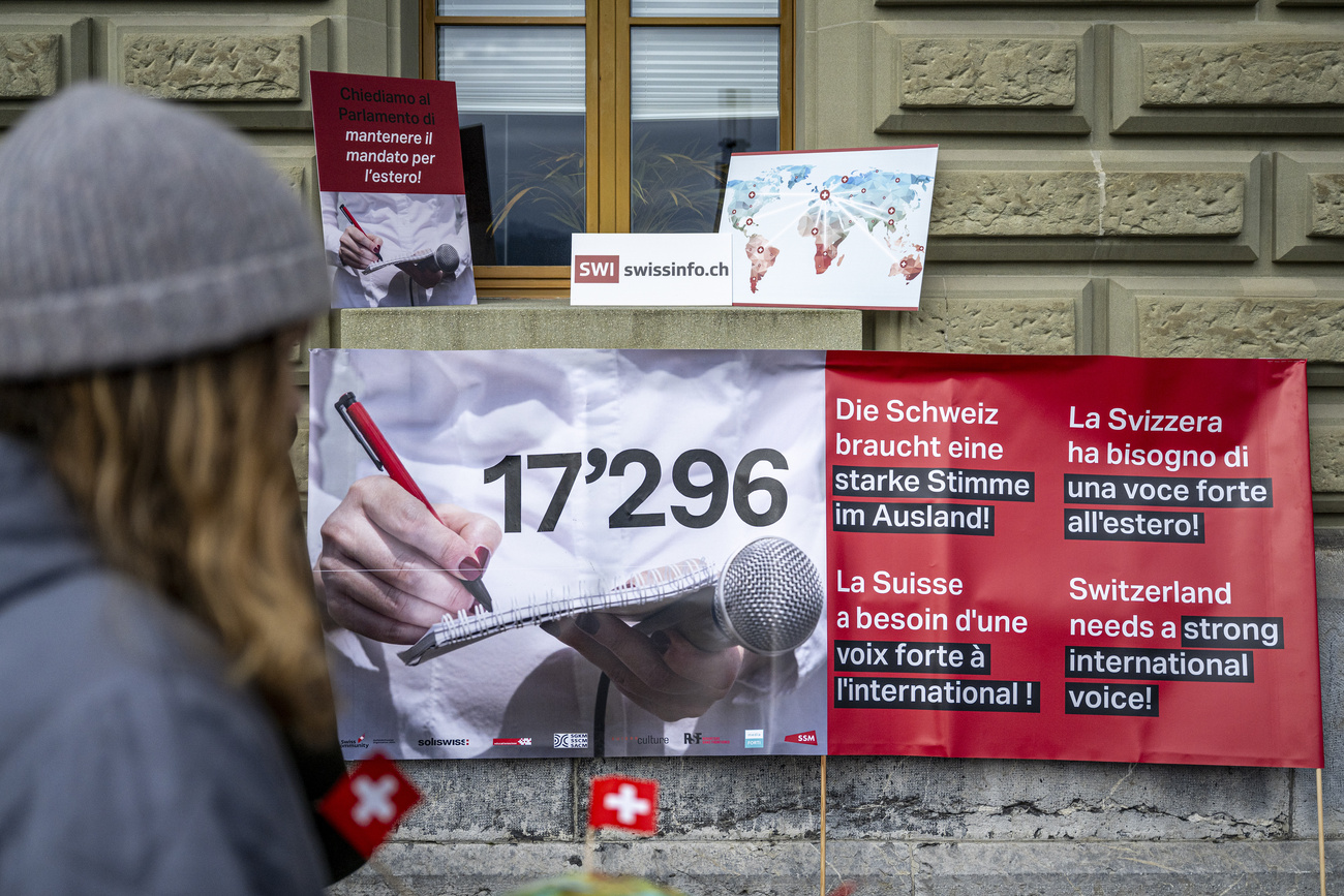 Ein Transparent mit der Aufschrift "Die Schweiz braucht eine starke Stimme im Ausland" und "17'296"