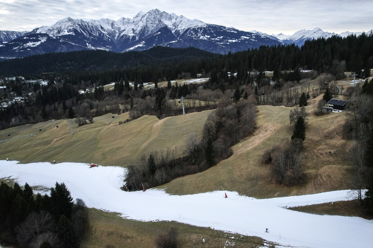 This drone image shows: If you want to go skiing in Switzerland, you can do so between green meadows.