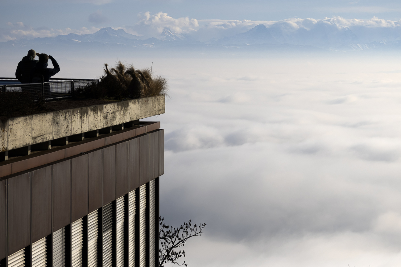 Mare di nebbia e montagne all'orizzonte