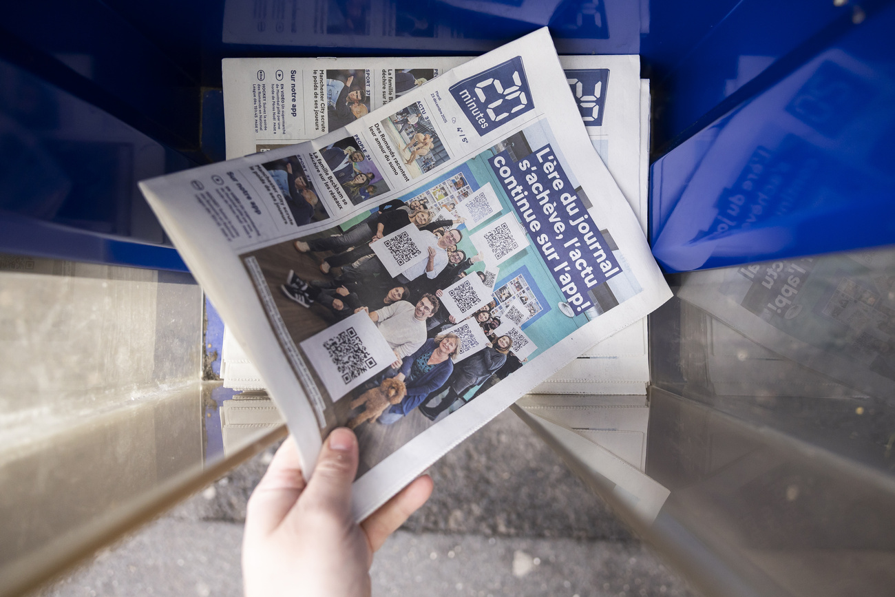 Mano afferra giornale