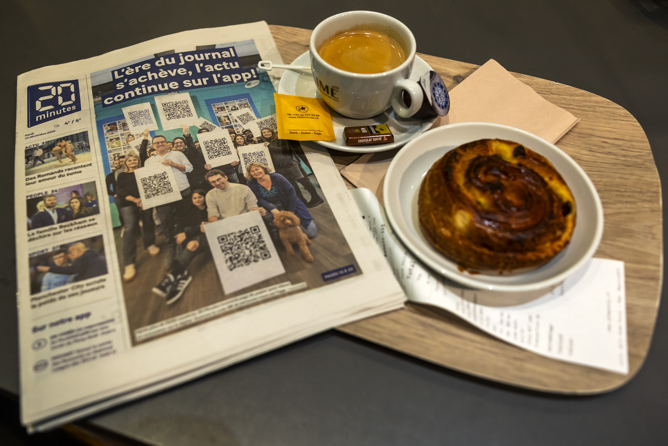 Giornale accantoa caffè e pasticcino