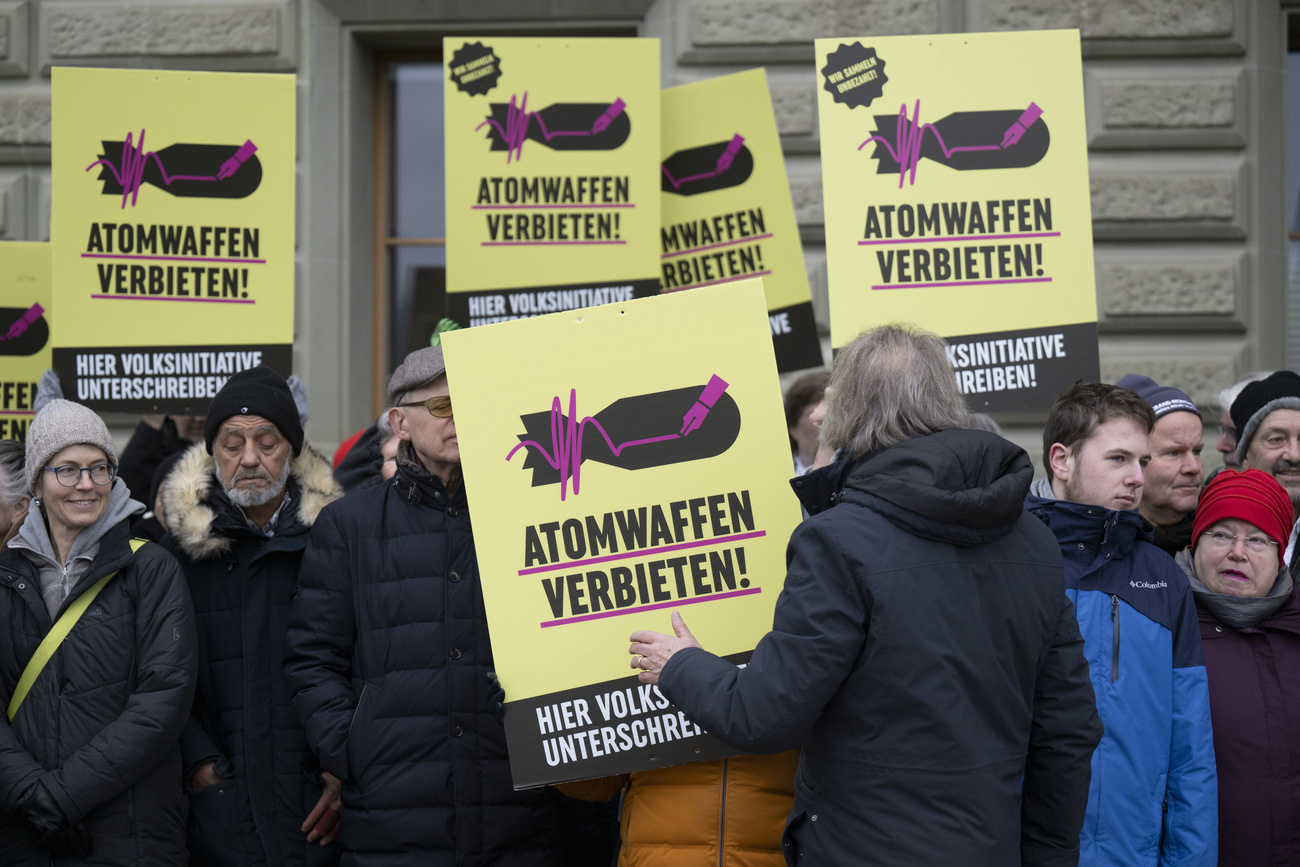 Persone con manifesti contro le armi nucleari