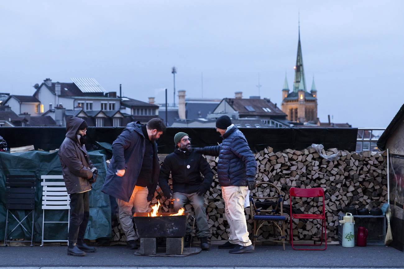 Freiwillige des Kollektivs „Feu de la solidarité“ vor der Kathedrale von Lausanne. Sie wollen Suizide auf dieser Brücke im Zentrum von Lausanne verhindern - und heissen alle willkommen, die sich zum Austausch am Feuer treffen möchten.