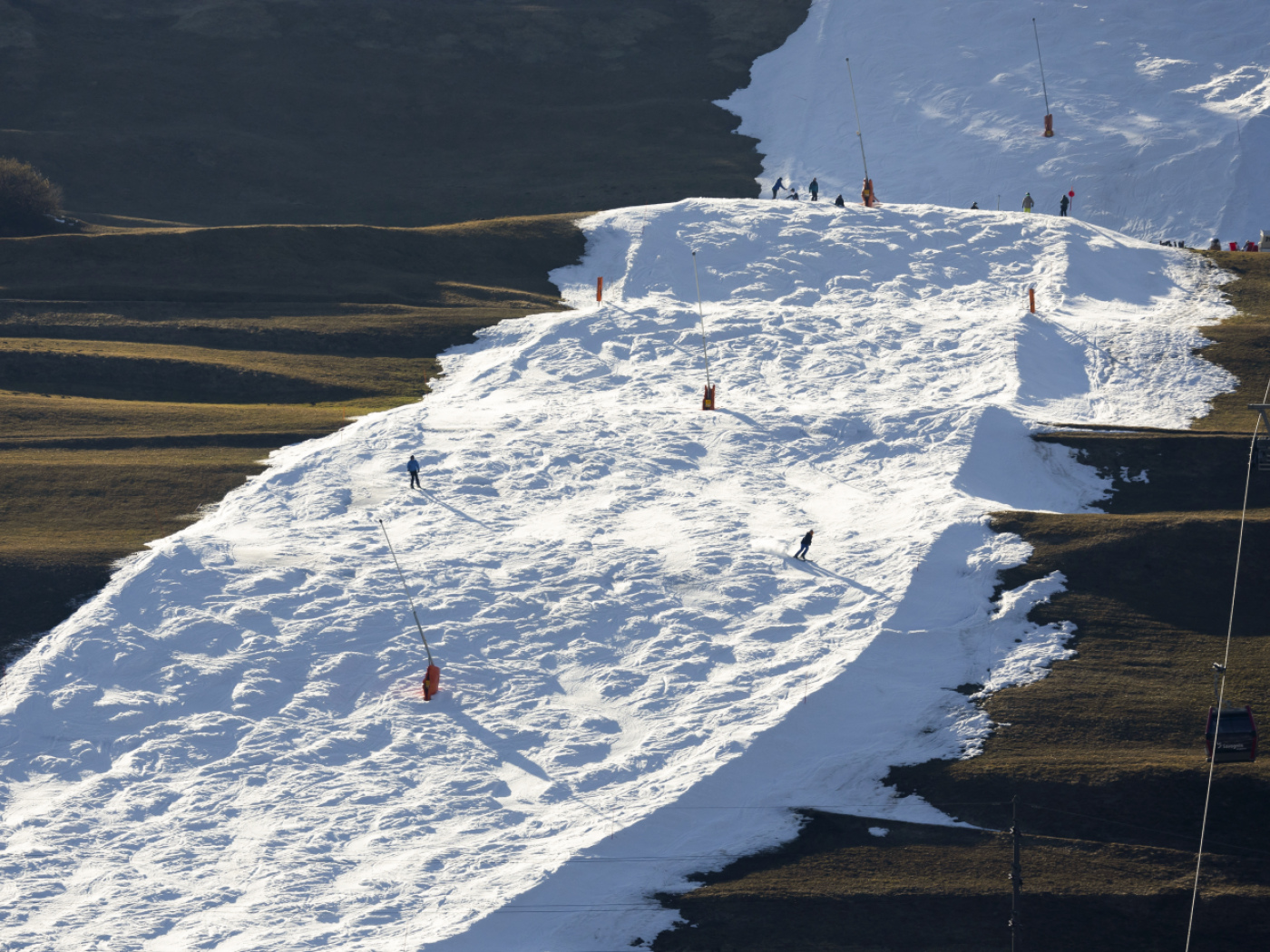 pista di neve in mezzo al verde
