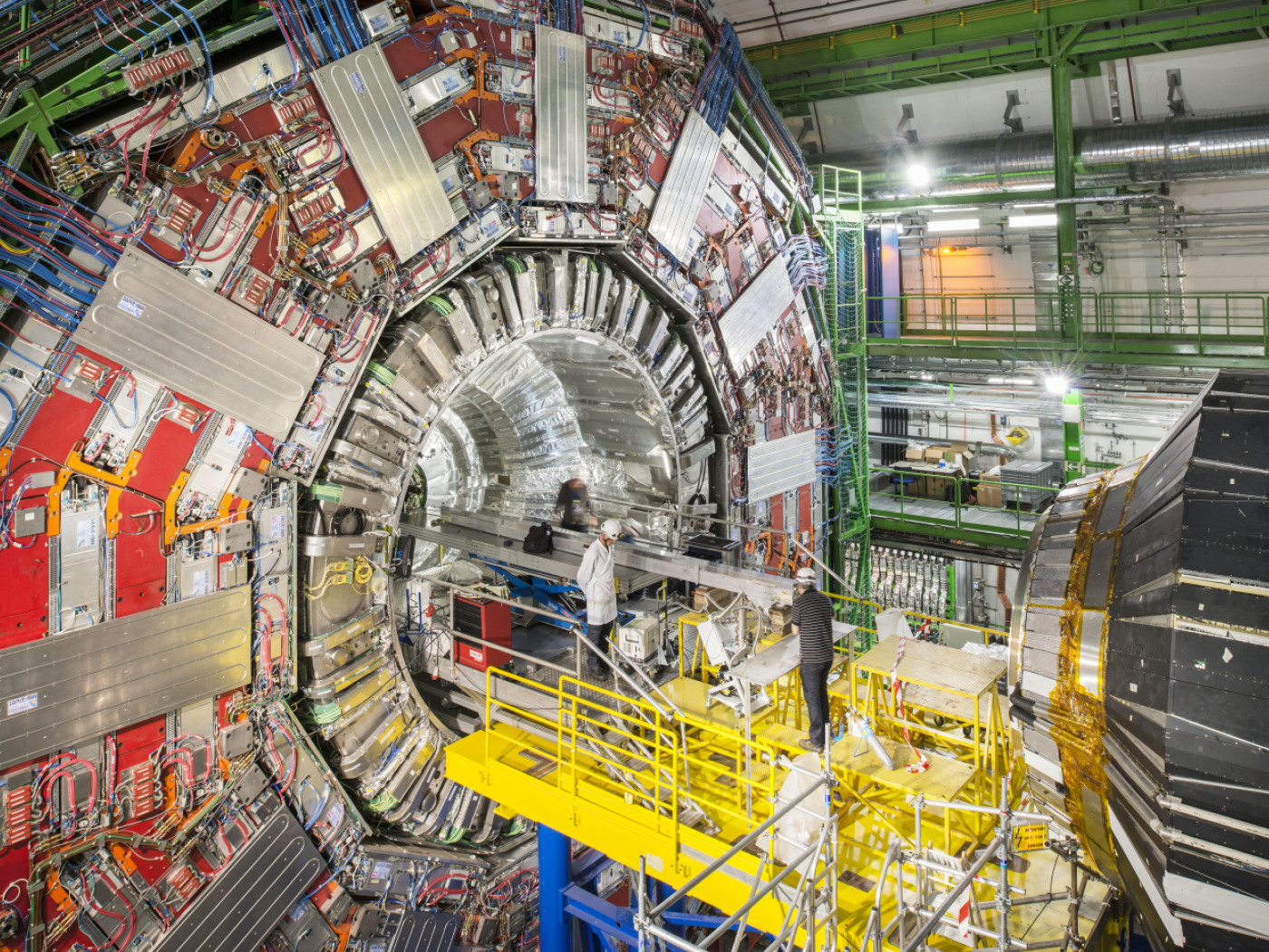 CERN: Spotlight on the structure of "exotic" particles