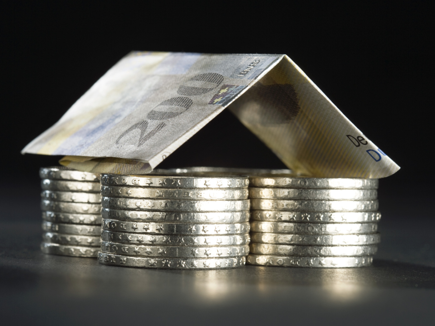 casa fatta di monete da 5 franchi con tetto fatto da un biglietto da 200 franchi