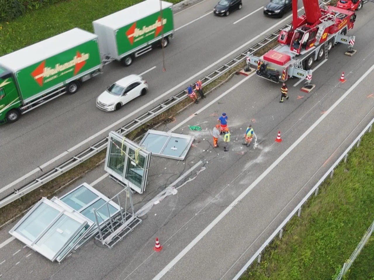 Ein umgekippter Lastwagenanhänger sorgte für Chaos. Auf der Fahrbahn lagen Fensterscheiben und Rahmen