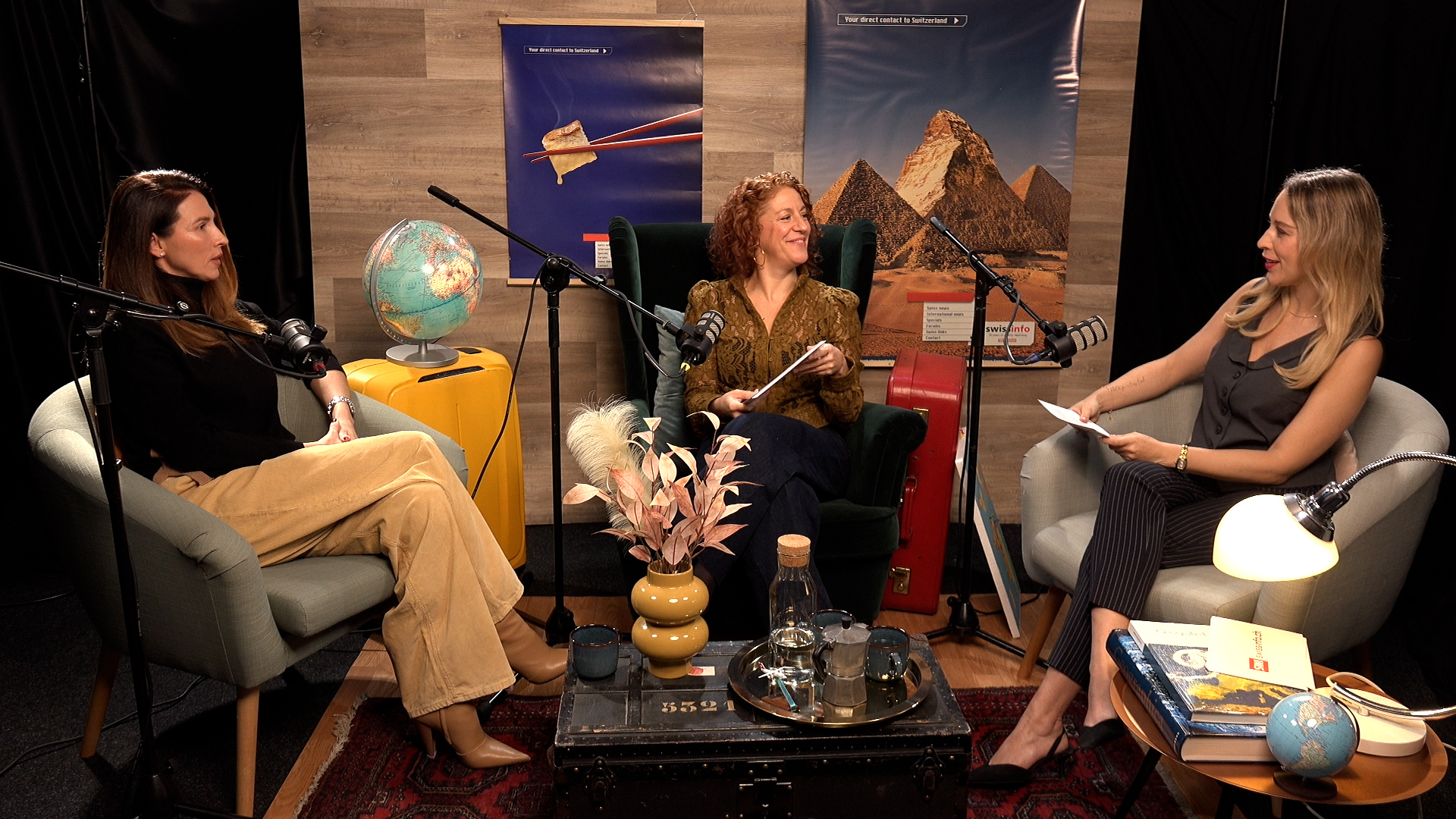 La coach parentale Jelena Jreissati (à gauche) partage ses conseils sur l'expatriation avec des enfants avec les journalistes Emilie Ridard (au centre) et Camille Kündig (à droite).