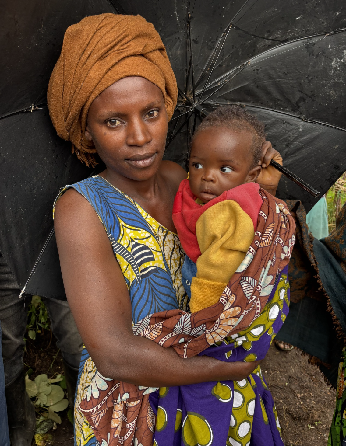 Eine Frau mit einem Baby im Arm