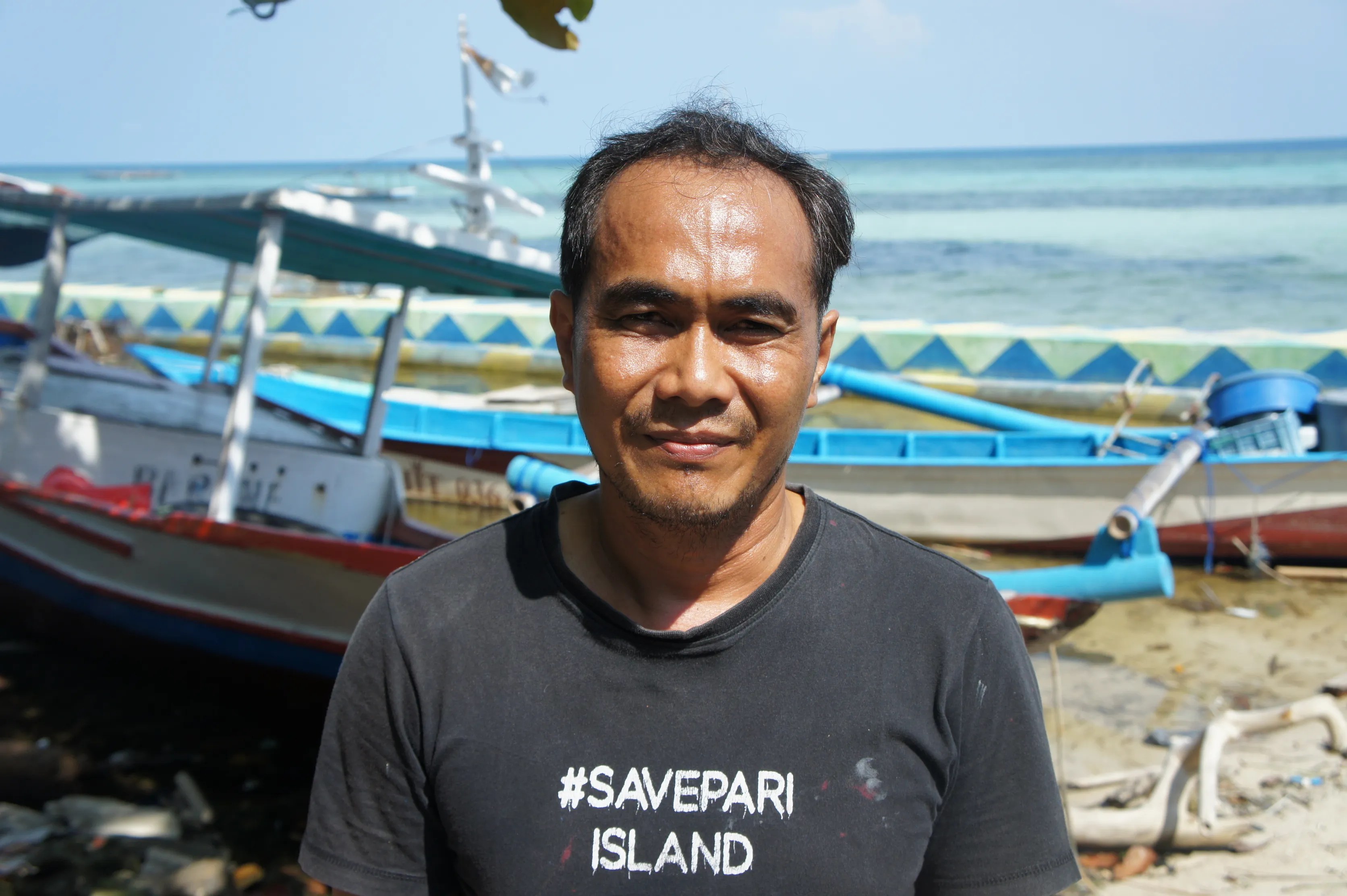 40歲的帕里島漁民埃迪·穆利約諾在島上度過了一個夢幻般的童年。他希望自己的兒女也能與島建立深厚的感情。