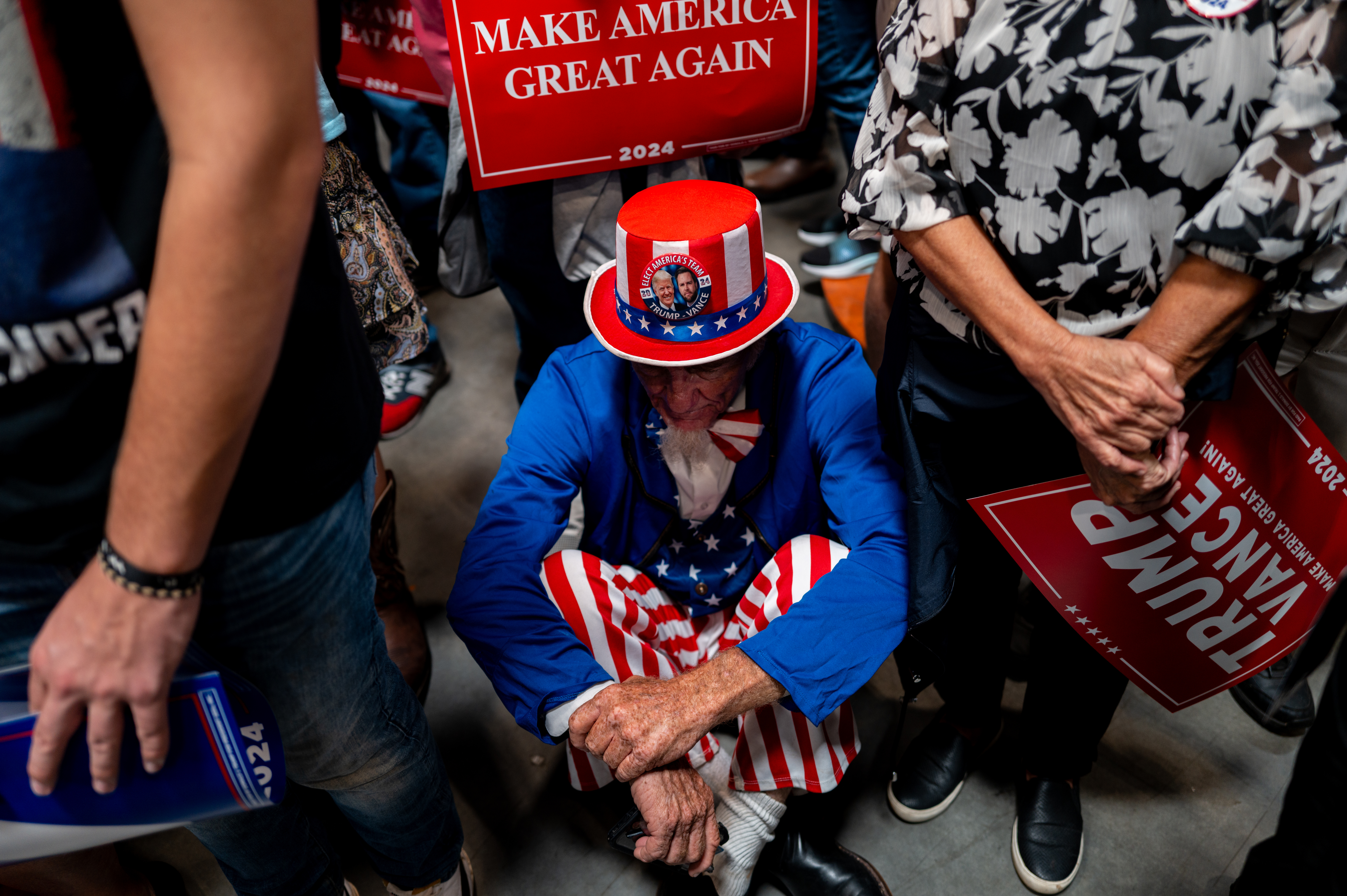 Onkel Sam, sitzt am Boden.