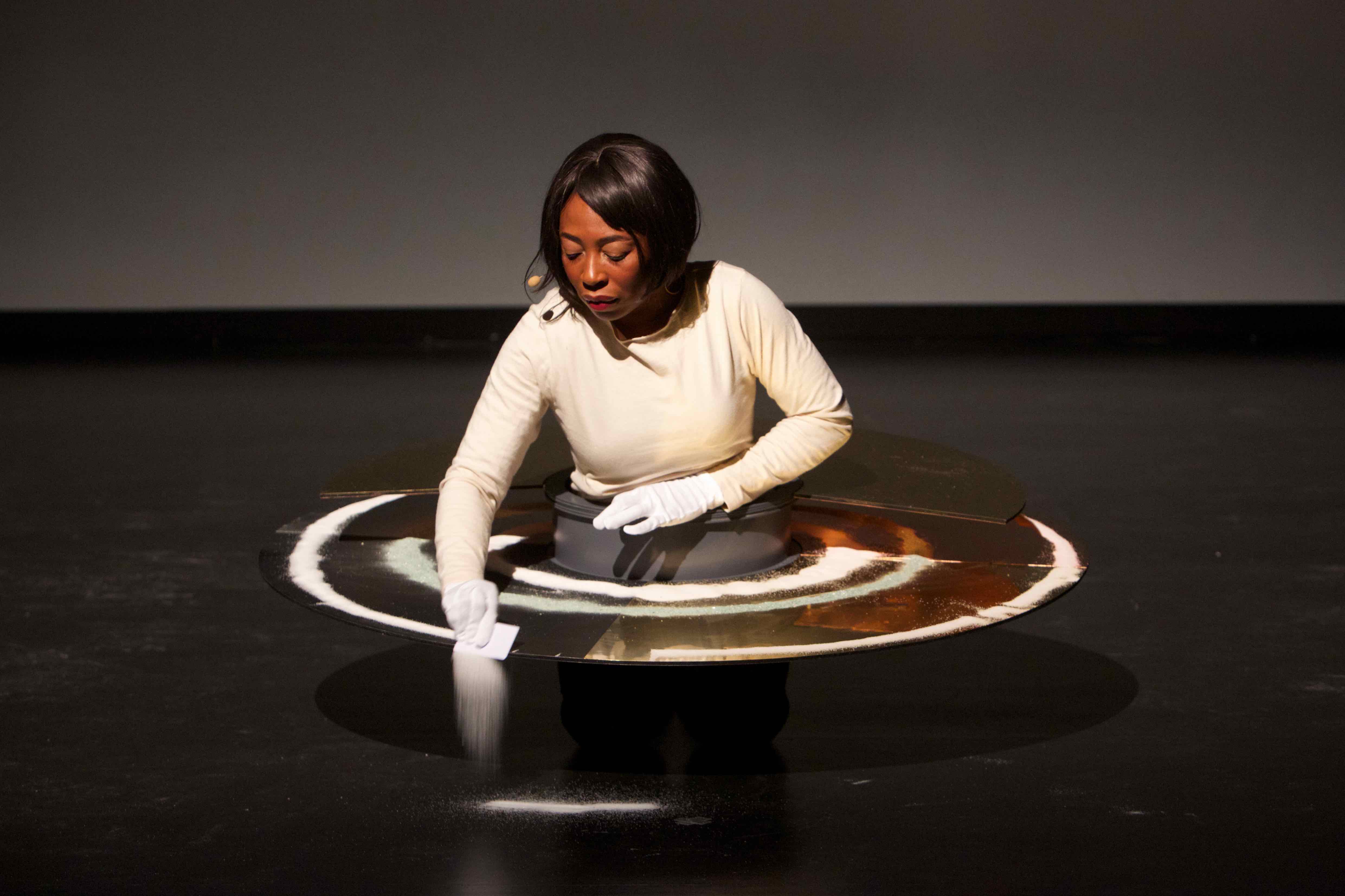 Otobong Nkanga : "Glimmer : Fragments" - Performance au Stedelijk Museum Amsterdam, 2014.