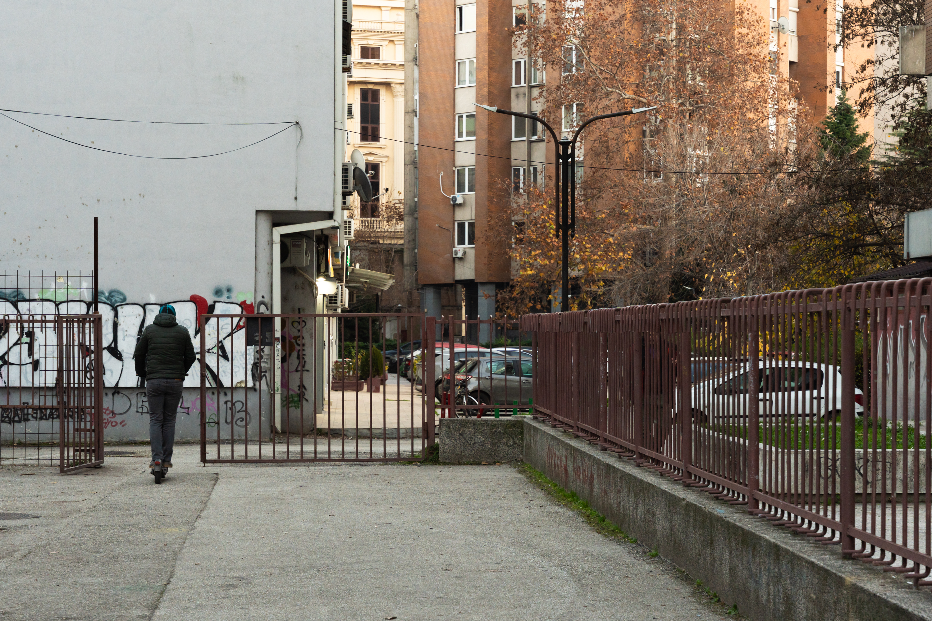 Nebojsa Mojsosk auf dem E-Scooter