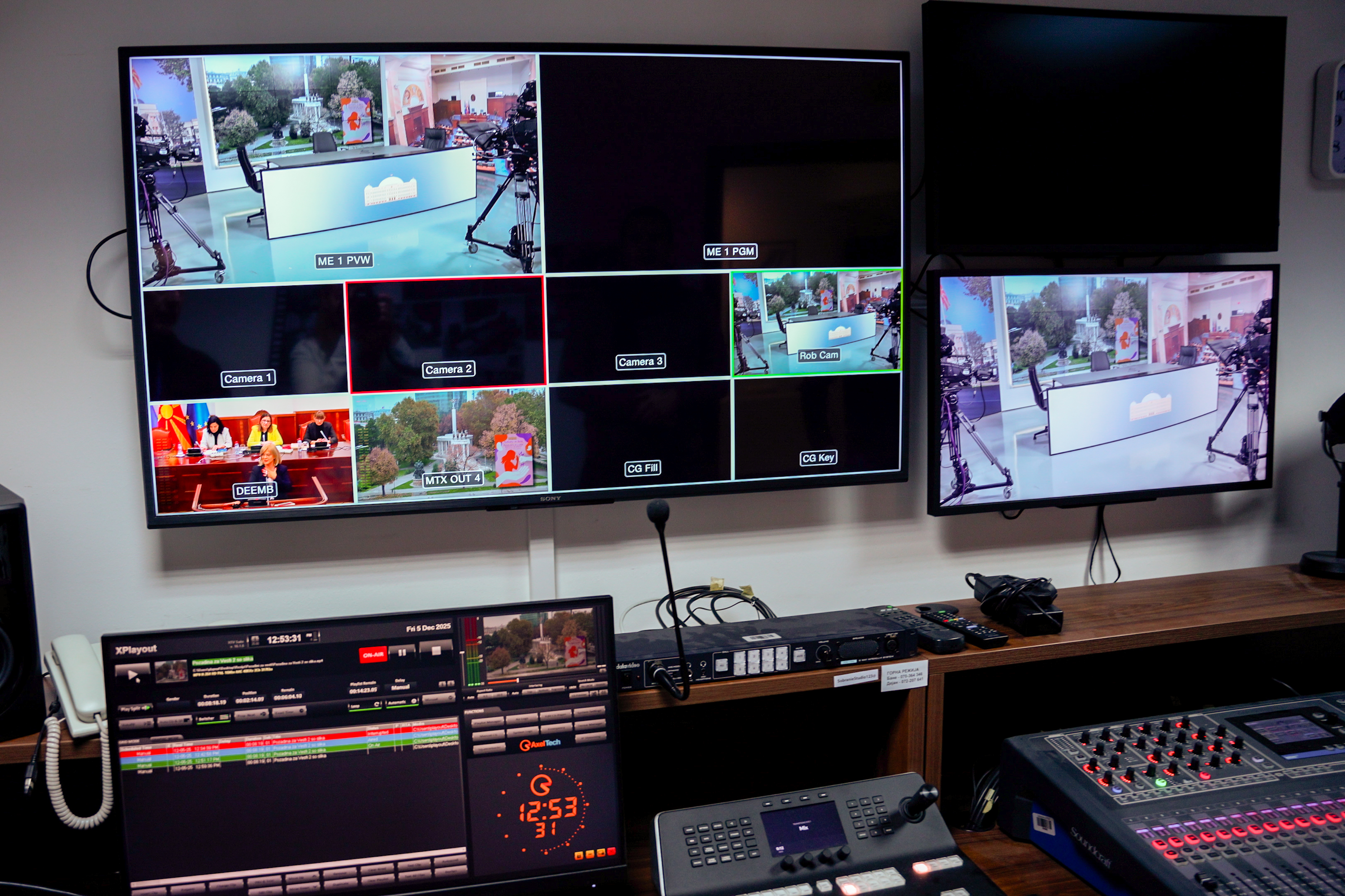 Salle de régie équipée de plusieurs écrans affichant les images filmées en direct par les caméras