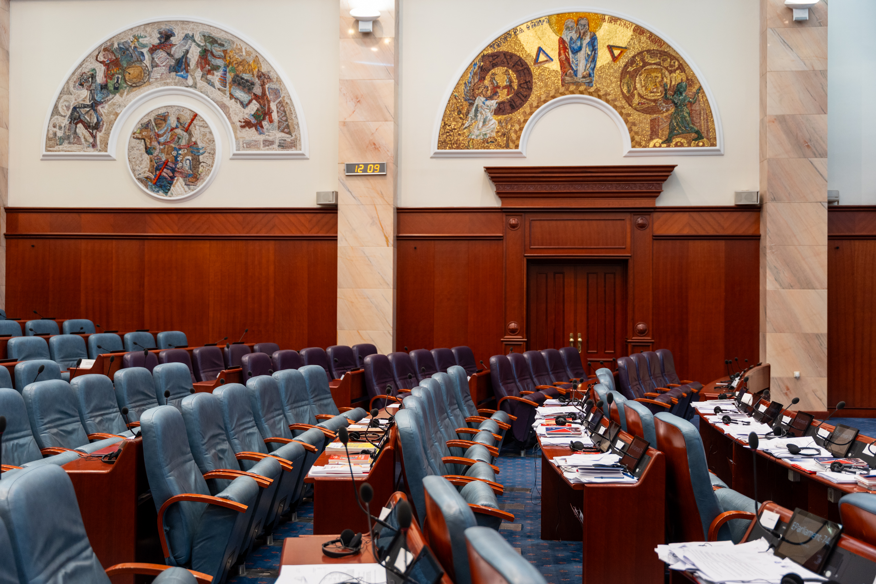 Des gradins vides pendant les visites guidées du Parlement par les classes scolaires.